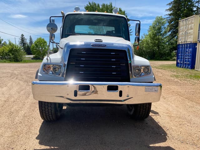 Image of Freightliner 114SD equipment image 1