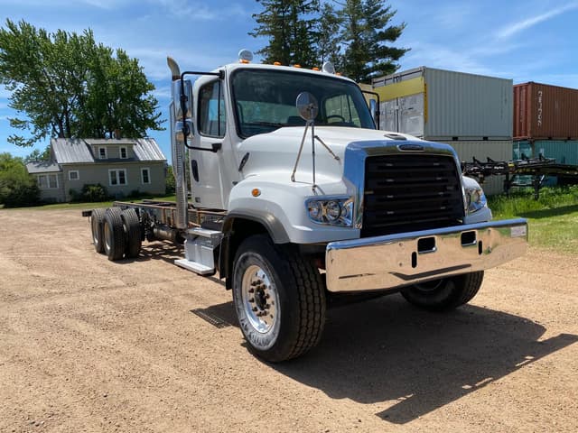 Image of Freightliner 114SD equipment image 2