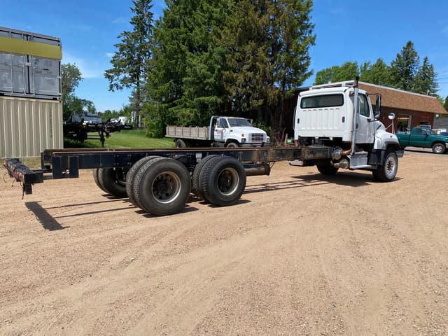 Image of Freightliner 114SD equipment image 4