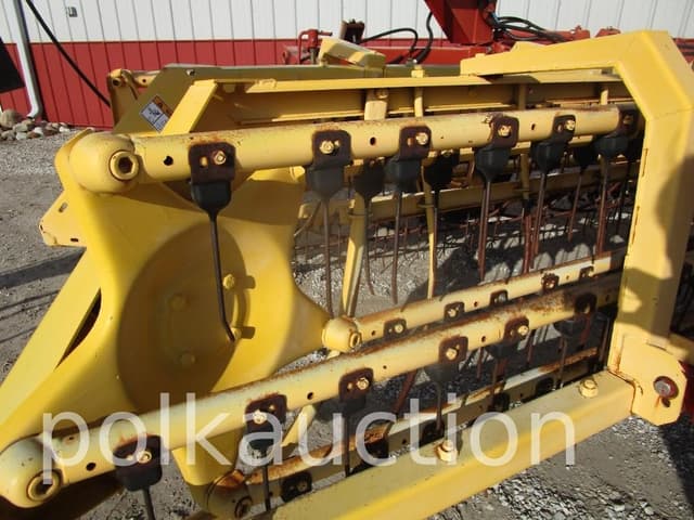 Image of New Holland 216 equipment image 4