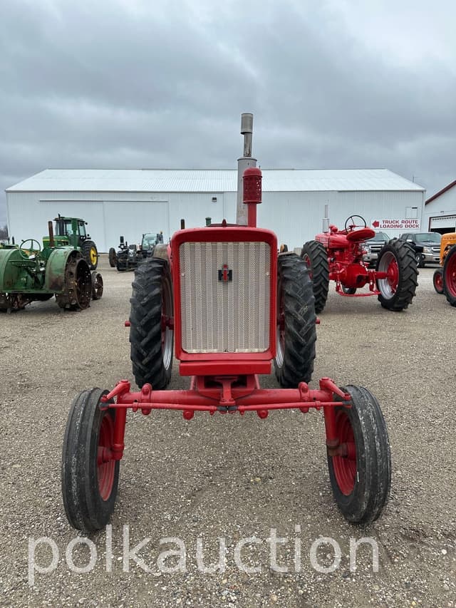 Image of Farmall 404 equipment image 1
