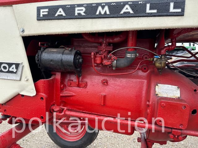 Image of Farmall 404 equipment image 4