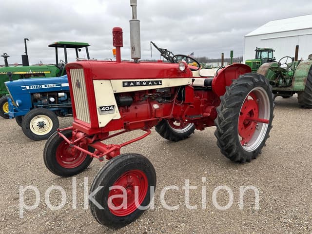Image of Farmall 404 equipment image 3