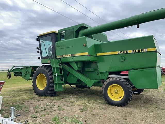 Image of John Deere 8820 equipment image 1
