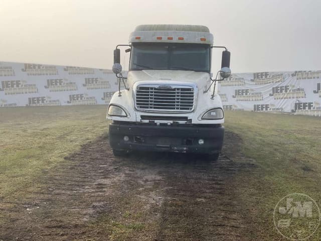 Image of Freightliner Columbia equipment image 1
