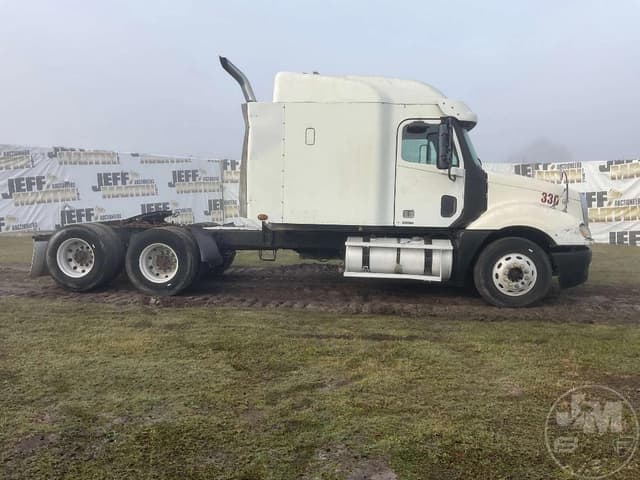 Image of Freightliner Columbia equipment image 3