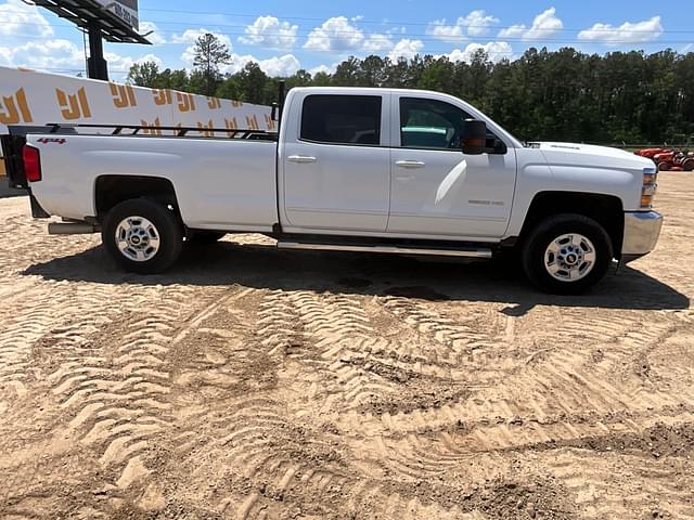 Image of Chevrolet 2500HD equipment image 3