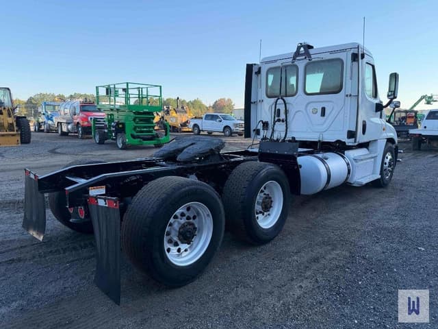 Image of Freightliner Cascadia 125 equipment image 4