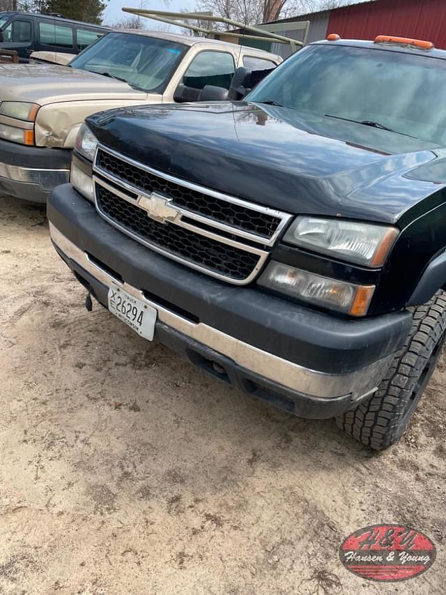 Image of Chevrolet Silverado equipment image 2