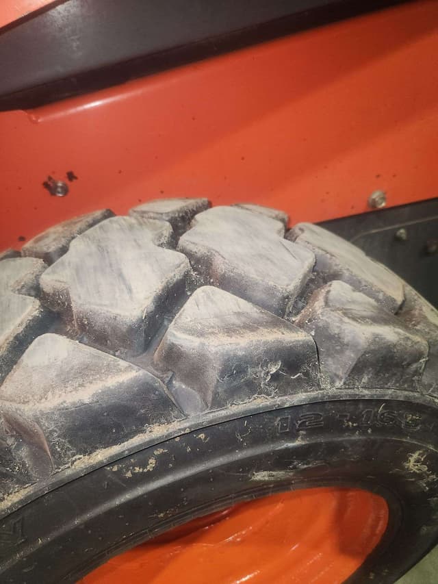 Image of Kubota SSV75 equipment image 4