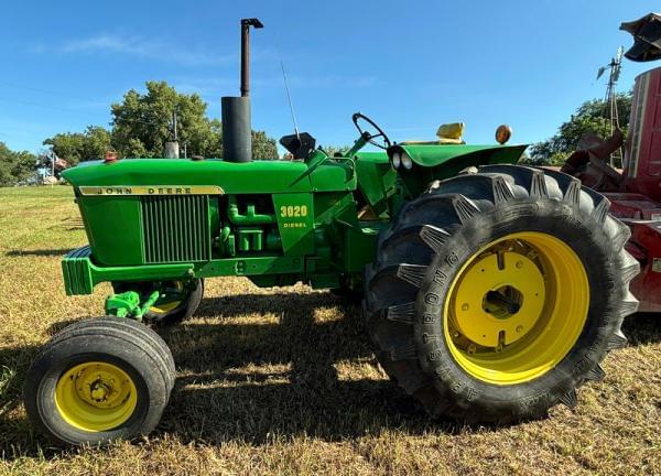 Image of John Deere 3020 equipment image 1