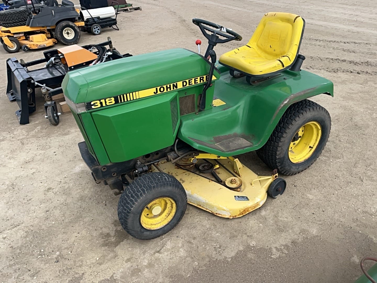 John Deere 318 Equipment Image0
