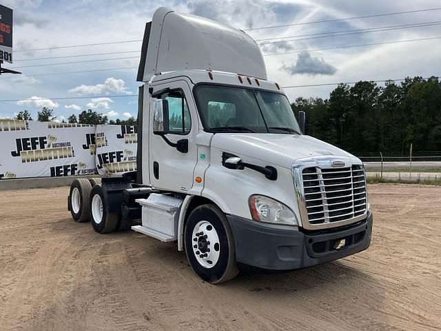 Image of Freightliner Cascadia equipment image 2