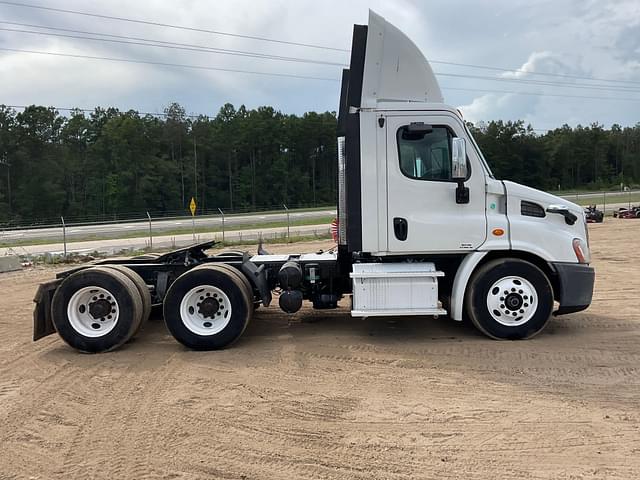 Image of Freightliner Cascadia equipment image 3