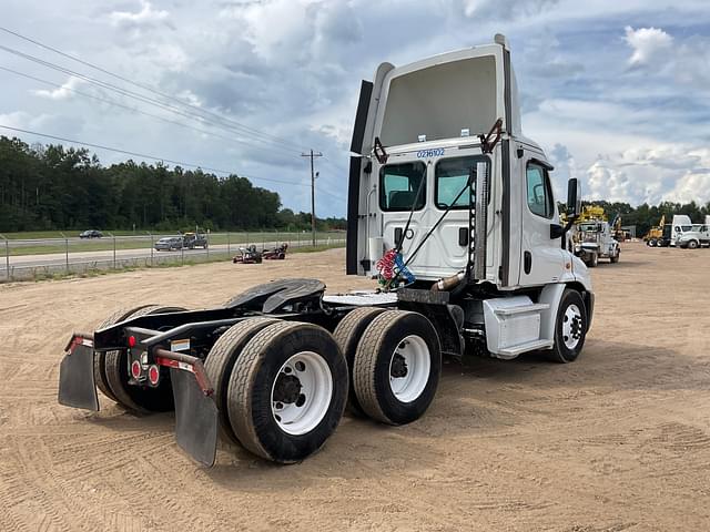 Image of Freightliner Cascadia equipment image 4