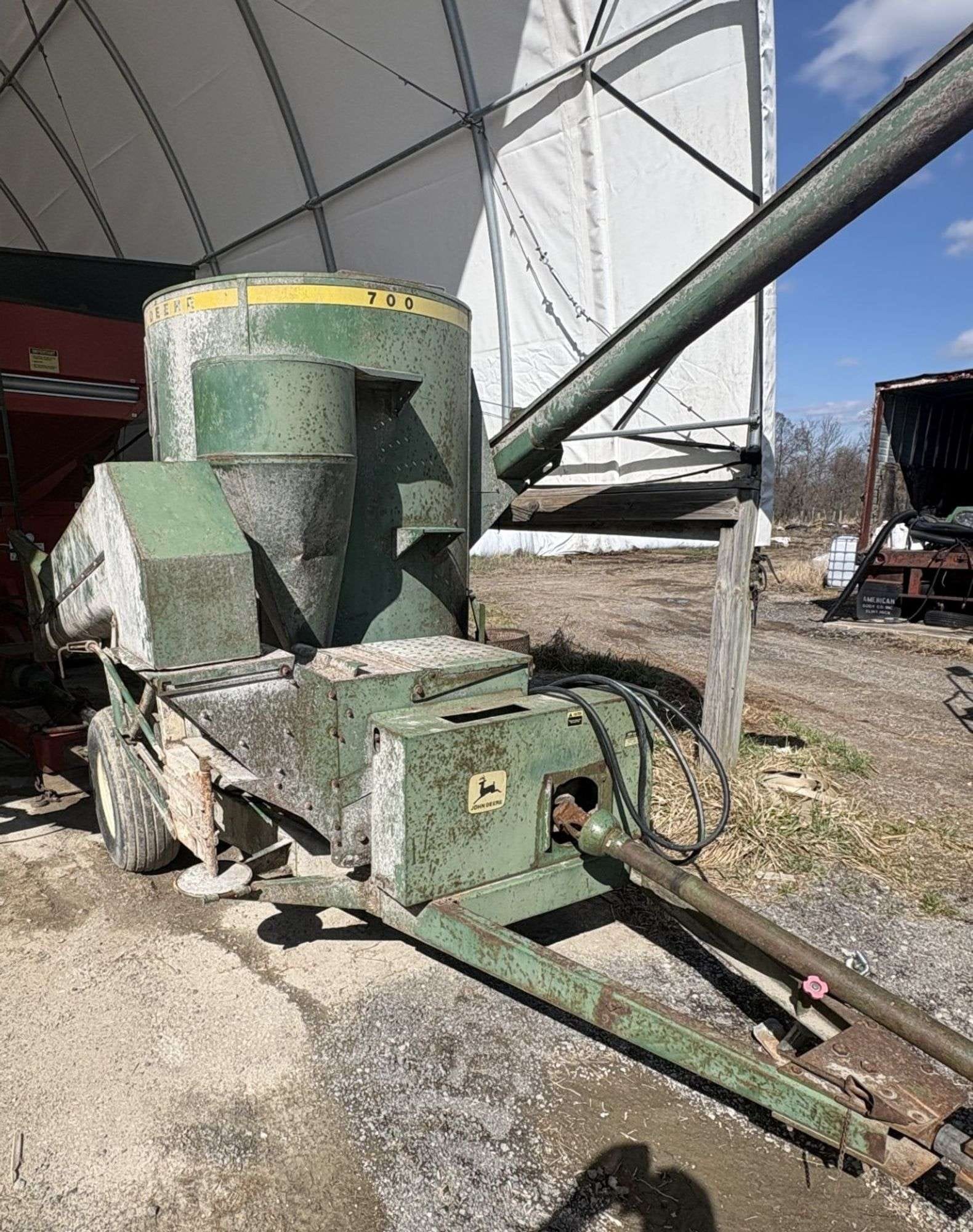 John Deere 700 Equipment Image0