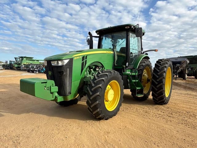 Image of John Deere 8260R equipment image 1