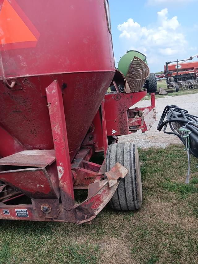 Image of New Holland 355 equipment image 4