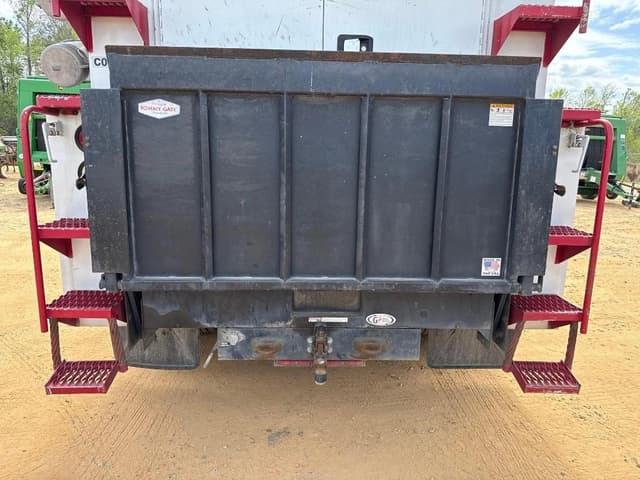 Image of Ford F-550 equipment image 4