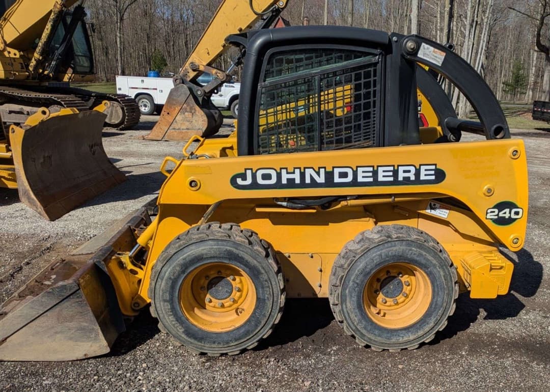Image of John Deere 240 Image 1