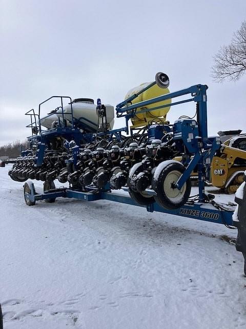 Image of Kinze 3600 equipment image 3