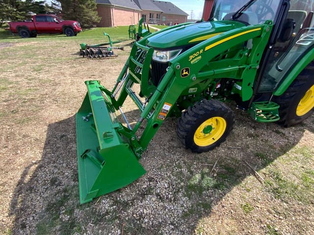 Image of John Deere 3046R equipment image 3