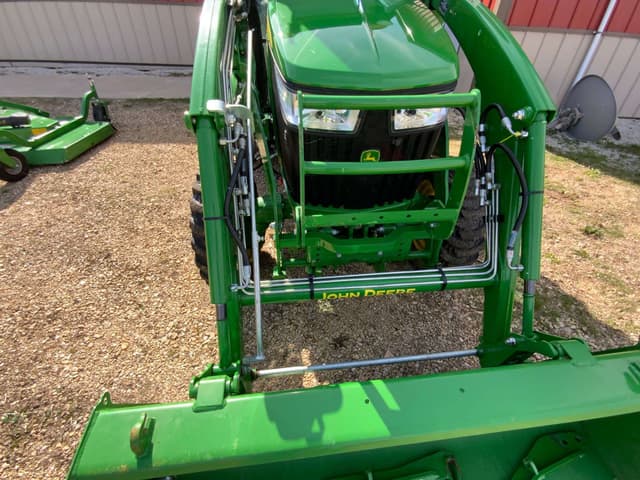 Image of John Deere 3046R equipment image 4