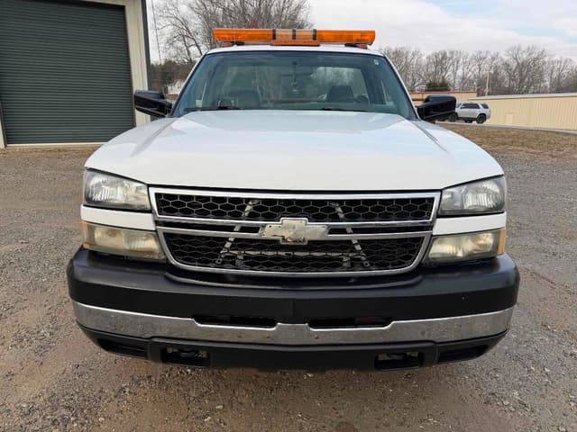 Image of Chevrolet Silverado equipment image 3