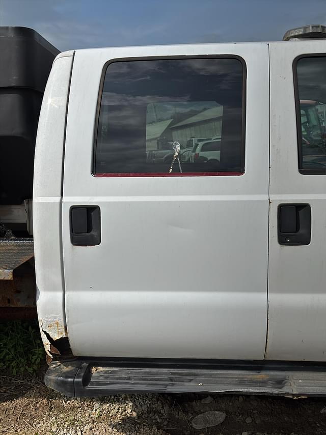 Image of Ford F-350 equipment image 4