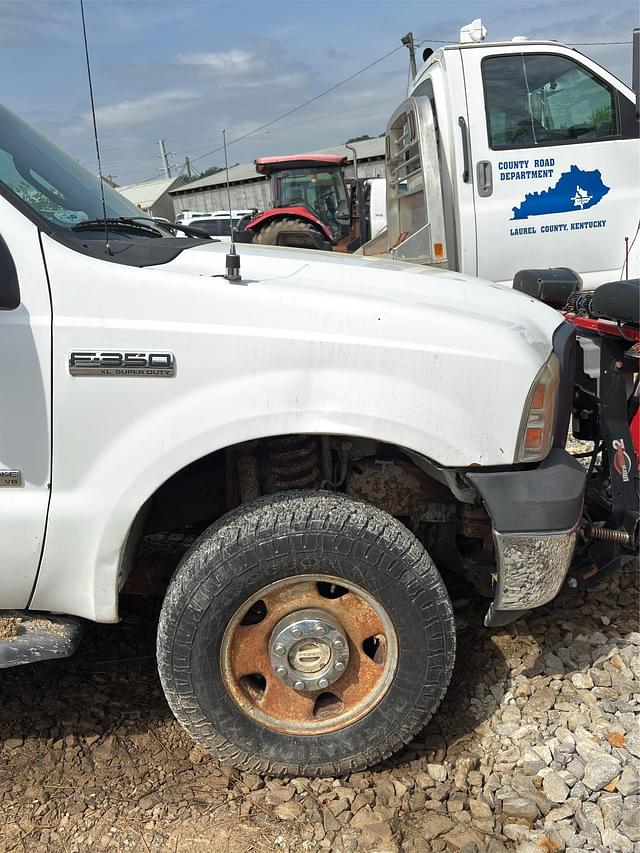 Image of Ford F-350 equipment image 2