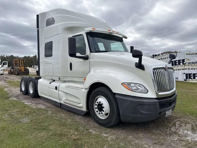 Image of International LT625 equipment image 2