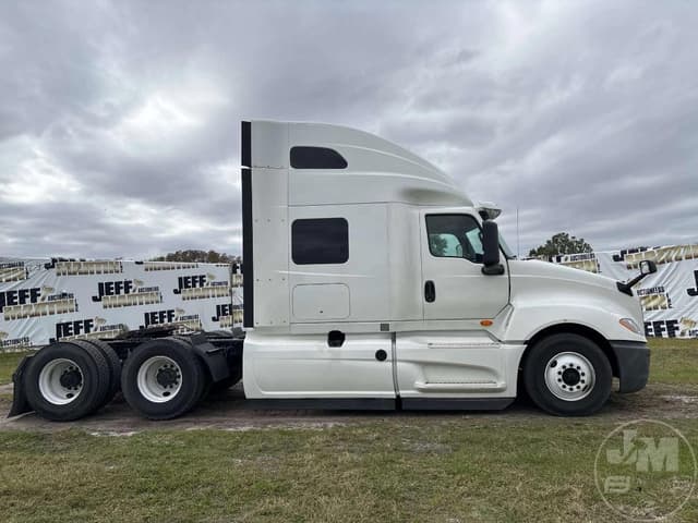 Image of International LT625 equipment image 3