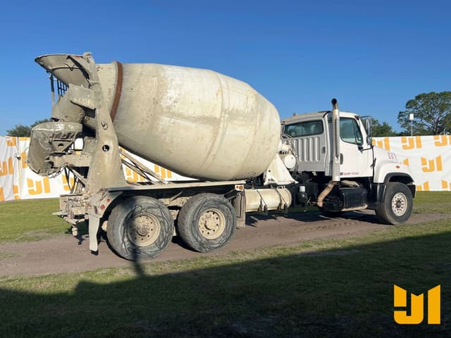 Image of Freightliner 114SD equipment image 4