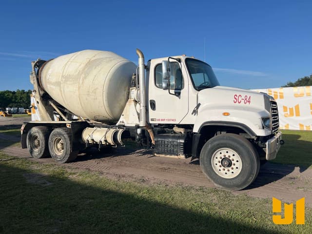 Image of Freightliner 114SD equipment image 2