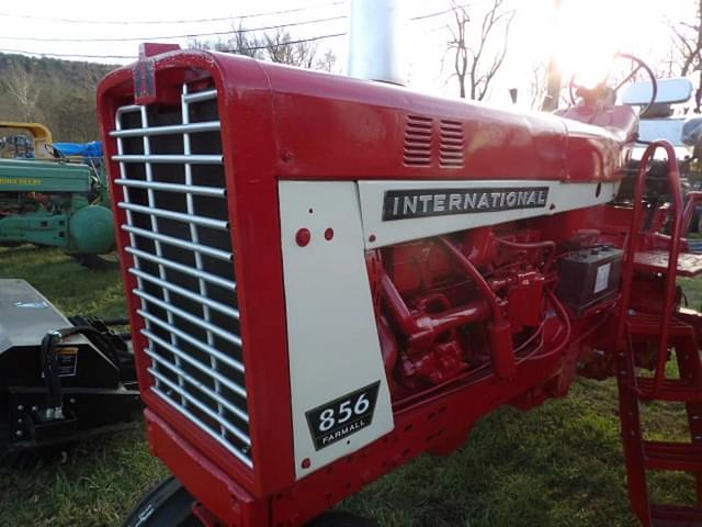 Image of International Harvester 856 equipment image 4