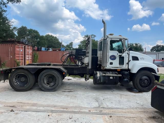 Image of Mack CV713 equipment image 3