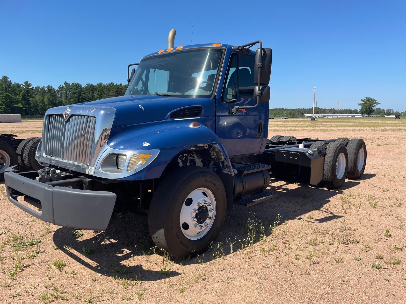 2007 International 7400 Equipment Image0