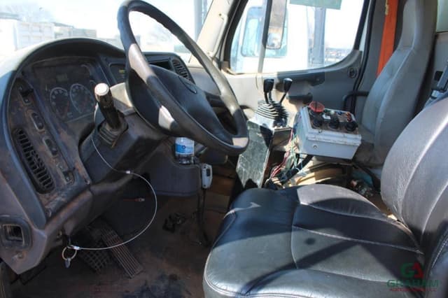 Image of Freightliner M2 equipment image 4