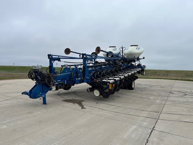 Image of Kinze 3800 equipment image 1