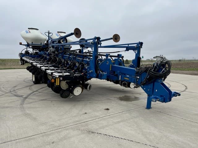 Image of Kinze 3800 equipment image 3