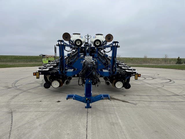 Image of Kinze 3800 equipment image 2