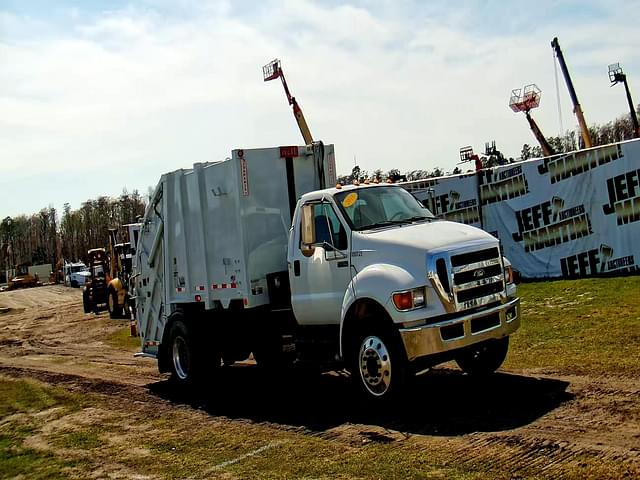 Image of Ford F-750 equipment image 2