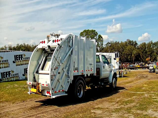 Image of Ford F-750 equipment image 4