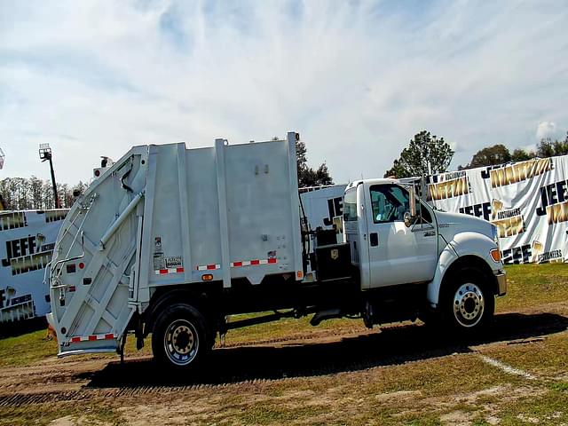 Image of Ford F-750 equipment image 3