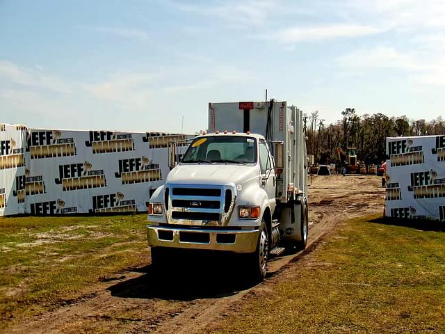 Image of Ford F-750 equipment image 1