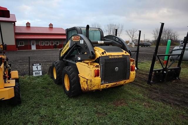 Image of New Holland L225 equipment image 2