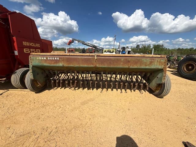 Image of John Deere 8300 equipment image 4