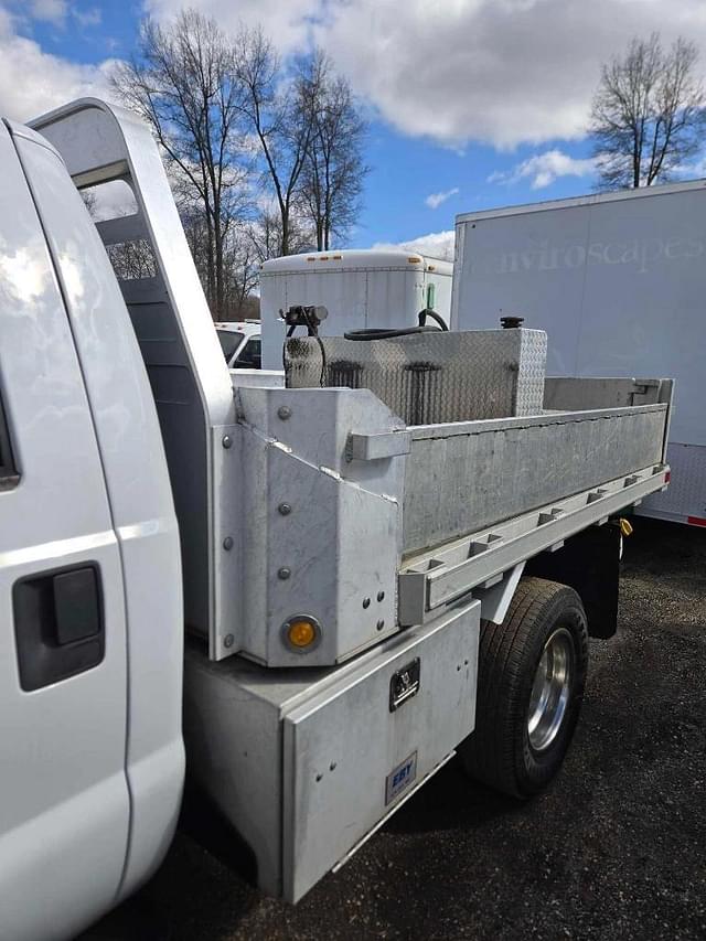 Image of Ford F-350 equipment image 2