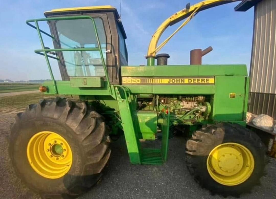 Image of John Deere 5820 Image 0