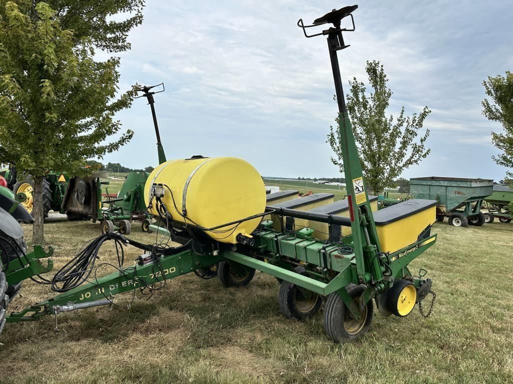 John Deere 7200 Equipment Image0